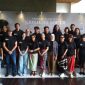 Jajaran pemain, kru produksi, dan tim Regina Art berfoto bersama saat konferensi pers pertunjukan teater Njonja Ati Soetji di The Forest at The Veranda, Lebak Bulus, Jakarta Selatan, Jumat (23/10/2026). Pementasan ini mengangkat kisah perjuangan Njonja Ati Soetji melawan perdagangan manusia pada masa Hindia Belanda.