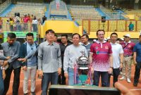 Ketua DPD RI Sultan Bachtiar Najamudin bersama Shin Tae-yong, Bupati Bekasi Asep Surya Atmaja, dan jajaran panitia berfoto bersama trofi BliSPI Youth Cup V Piala Ketua DPD RI di Stadion Wibawa Mukti, Cikarang Timur, Kabupaten Bekasi, Minggu (25/10/2026).