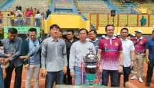 Ketua DPD RI Sultan Bachtiar Najamudin bersama Shin Tae-yong, Bupati Bekasi Asep Surya Atmaja, dan jajaran panitia berfoto bersama trofi BliSPI Youth Cup V Piala Ketua DPD RI di Stadion Wibawa Mukti, Cikarang Timur, Kabupaten Bekasi, Minggu (25/10/2026).
