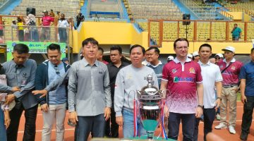 Ketua DPD RI Sultan Bachtiar Najamudin bersama Shin Tae-yong, Bupati Bekasi Asep Surya Atmaja, dan jajaran panitia berfoto bersama trofi BliSPI Youth Cup V Piala Ketua DPD RI di Stadion Wibawa Mukti, Cikarang Timur, Kabupaten Bekasi, Minggu (25/10/2026).