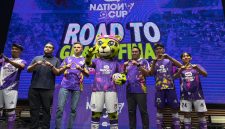 Jajaran perwakilan AXIS bersama peserta dan maskot AXIS Nation Cup 2026 berfoto bersama dalam rangkaian peluncuran menuju babak Grand Final di Istora Senayan, Jakarta.
