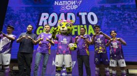 Jajaran perwakilan AXIS bersama peserta dan maskot AXIS Nation Cup 2026 berfoto bersama dalam rangkaian peluncuran menuju babak Grand Final di Istora Senayan, Jakarta.