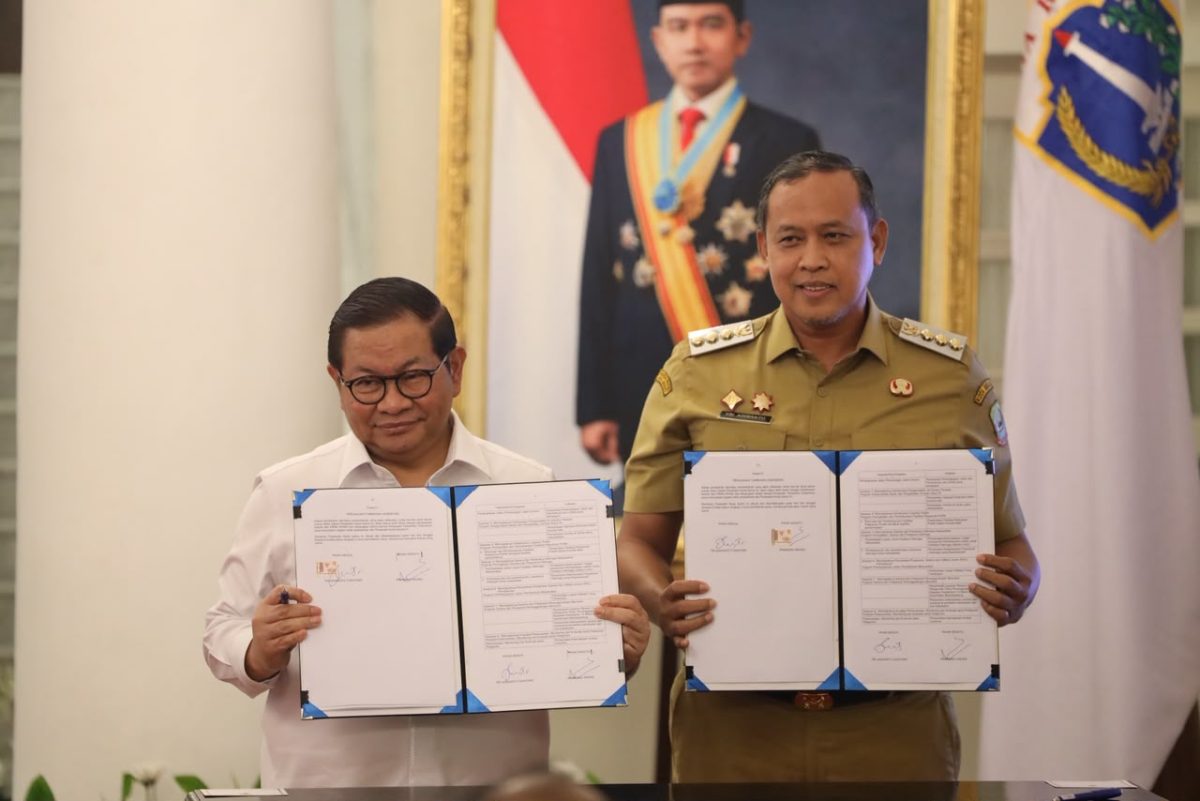 Gubernur DKI Jakarta Pramono Anung bersama Wali Kota Bekasi Tri Adhianto menunjukkan dokumen perjanjian kerja sama (PKS) pengelolaan TPST Bantargebang usai penandatanganan perpanjangan kerja sama di Balai Kota DKI Jakarta, Senin (26/10/2026). Kerja sama tersebut diperpanjang untuk lima tahun ke depan dengan dukungan kompensasi sekitar Rp362 miliar bagi Kota Bekasi.