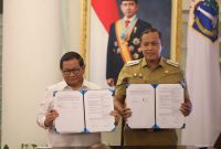 Gubernur DKI Jakarta Pramono Anung bersama Wali Kota Bekasi Tri Adhianto menunjukkan dokumen perjanjian kerja sama (PKS) pengelolaan TPST Bantargebang usai penandatanganan perpanjangan kerja sama di Balai Kota DKI Jakarta, Senin (26/10/2026). Kerja sama tersebut diperpanjang untuk lima tahun ke depan dengan dukungan kompensasi sekitar Rp362 miliar bagi Kota Bekasi.