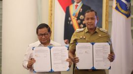 Gubernur DKI Jakarta Pramono Anung bersama Wali Kota Bekasi Tri Adhianto menunjukkan dokumen perjanjian kerja sama (PKS) pengelolaan TPST Bantargebang usai penandatanganan perpanjangan kerja sama di Balai Kota DKI Jakarta, Senin (26/10/2026). Kerja sama tersebut diperpanjang untuk lima tahun ke depan dengan dukungan kompensasi sekitar Rp362 miliar bagi Kota Bekasi.