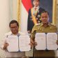 Gubernur DKI Jakarta Pramono Anung bersama Wali Kota Bekasi Tri Adhianto menunjukkan dokumen perjanjian kerja sama (PKS) pengelolaan TPST Bantargebang usai penandatanganan perpanjangan kerja sama di Balai Kota DKI Jakarta, Senin (26/10/2026). Kerja sama tersebut diperpanjang untuk lima tahun ke depan dengan dukungan kompensasi sekitar Rp362 miliar bagi Kota Bekasi.