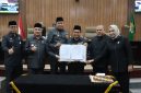 Wali Kota Bekasi Tri Adhianto bersama Wakil Wali Kota Bekasi Abdul Harris Bobihoe dan pimpinan DPRD Kota Bekasi menunjukkan dokumen kesepakatan RAPBD Tahun Anggaran 2027 dalam rapat paripurna di Gedung DPRD Kota Bekasi, Selasa (27/10/2026).