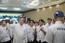 Menteri Ketenagakerjaan Yassierli berfoto bersama para peserta Indonesia Skills Competition (InaSkills) 2026 saat pembukaan kompetisi di Jakarta, Selasa (27/10/2026).