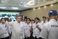 Menteri Ketenagakerjaan Yassierli berfoto bersama para peserta Indonesia Skills Competition (InaSkills) 2026 saat pembukaan kompetisi di Jakarta, Selasa (27/10/2026).