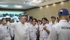 Menteri Ketenagakerjaan Yassierli berfoto bersama para peserta Indonesia Skills Competition (InaSkills) 2026 saat pembukaan kompetisi di Jakarta, Selasa (27/10/2026).