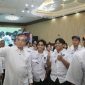 Menteri Ketenagakerjaan Yassierli berfoto bersama para peserta Indonesia Skills Competition (InaSkills) 2026 saat pembukaan kompetisi di Jakarta, Selasa (27/10/2026).