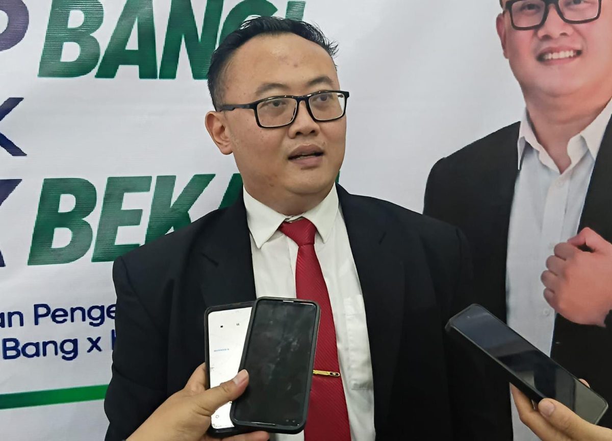 Fadly Marissatrio, SE, M.IP, Kepala Bidang Pemerintahan dan Pembangunan Manusia Bappeda Kabupaten Bekasi, memberikan keterangan kepada awak media usai mengikuti visitasi lapangan dalam ajang ASN Berprestasi Tingkat Provinsi Jawa Barat 2026. Fadly mengandalkan inovasi Sergebang dan Kapak Bekasi untuk memperkuat upaya pengentasan kemiskinan.
