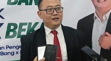 Fadly Marissatrio, SE, M.IP, Kepala Bidang Pemerintahan dan Pembangunan Manusia Bappeda Kabupaten Bekasi, memberikan keterangan kepada awak media usai mengikuti visitasi lapangan dalam ajang ASN Berprestasi Tingkat Provinsi Jawa Barat 2026. Fadly mengandalkan inovasi Sergebang dan Kapak Bekasi untuk memperkuat upaya pengentasan kemiskinan.