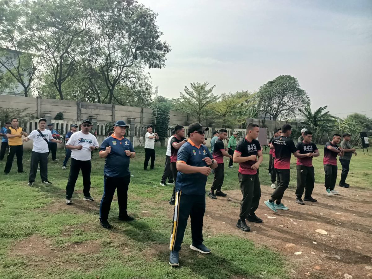 Camat Cibitung Encun Sunarto bersama unsur Forkopimcam, TNI, Polri, dan Karang Taruna mengikuti kegiatan senam bersama dalam rangka Gelaran UMKM Cibitung 2026 di Lapangan Kantor Kecamatan Cibitung, Kabupaten Bekasi, Sabtu (31/10/2026). 