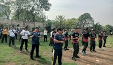 Camat Cibitung Encun Sunarto bersama unsur Forkopimcam, TNI, Polri, dan Karang Taruna mengikuti kegiatan senam bersama dalam rangka Gelaran UMKM Cibitung 2026 di Lapangan Kantor Kecamatan Cibitung, Kabupaten Bekasi, Sabtu (31/10/2026). 
