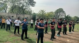 Camat Cibitung Encun Sunarto bersama unsur Forkopimcam, TNI, Polri, dan Karang Taruna mengikuti kegiatan senam bersama dalam rangka Gelaran UMKM Cibitung 2026 di Lapangan Kantor Kecamatan Cibitung, Kabupaten Bekasi, Sabtu (31/10/2026). 