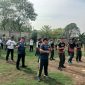 Camat Cibitung Encun Sunarto bersama unsur Forkopimcam, TNI, Polri, dan Karang Taruna mengikuti kegiatan senam bersama dalam rangka Gelaran UMKM Cibitung 2026 di Lapangan Kantor Kecamatan Cibitung, Kabupaten Bekasi, Sabtu (31/10/2026). 