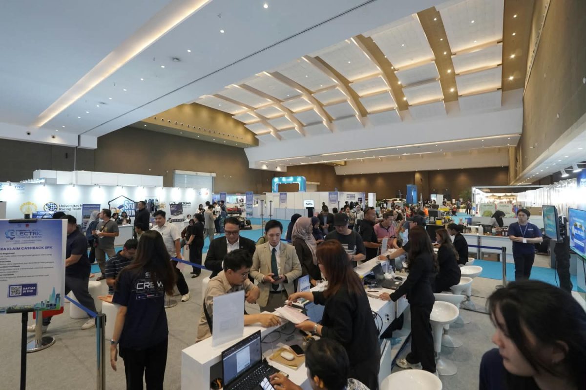 Pengunjung memadati area registrasi dan layanan pengunjung dalam pameran Periklindo Electric Vehicle Show (PEVS) 2026 di JIExpo Kemayoran, Jakarta, Sabtu (31/10/2026). Pameran ini menghadirkan berbagai produk kendaraan listrik, fasilitas uji coba, serta beragam program promosi hingga hari terakhir pada Minggu (1/11/2026).