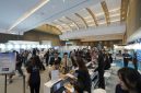 Pengunjung memadati area registrasi dan layanan pengunjung dalam pameran Periklindo Electric Vehicle Show (PEVS) 2026 di JIExpo Kemayoran, Jakarta, Sabtu (31/10/2026). Pameran ini menghadirkan berbagai produk kendaraan listrik, fasilitas uji coba, serta beragam program promosi hingga hari terakhir pada Minggu (1/11/2026).