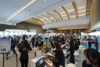 Pengunjung memadati area registrasi dan layanan pengunjung dalam pameran Periklindo Electric Vehicle Show (PEVS) 2026 di JIExpo Kemayoran, Jakarta, Sabtu (31/10/2026). Pameran ini menghadirkan berbagai produk kendaraan listrik, fasilitas uji coba, serta beragam program promosi hingga hari terakhir pada Minggu (1/11/2026).