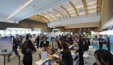 Pengunjung memadati area registrasi dan layanan pengunjung dalam pameran Periklindo Electric Vehicle Show (PEVS) 2026 di JIExpo Kemayoran, Jakarta, Sabtu (31/10/2026). Pameran ini menghadirkan berbagai produk kendaraan listrik, fasilitas uji coba, serta beragam program promosi hingga hari terakhir pada Minggu (1/11/2026).
