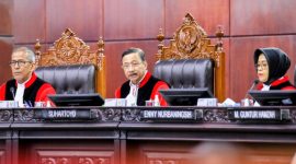 Ketua Mahkamah Konstitusi (MK) Suhartoyo memimpin sidang bersama hakim konstitusi di Gedung MK, Jakarta. Dok. Mahkamah Konstitusi RI (MKRI). 