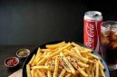 Harper Cikarang menghadirkan promo Midnight Bites dengan pilihan menu Rustik Meat Pizza, French Fries, dan Chicken Wing yang tersedia melalui layanan room service pada pukul 23.00–03.00 WIB. Layanan ini melengkapi fasilitas room service 24 jam untuk memberikan kenyamanan bagi tamu yang ingin menikmati hidangan tengah malam tanpa harus keluar hotel.