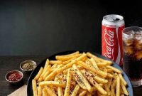 Harper Cikarang menghadirkan promo Midnight Bites dengan pilihan menu Rustik Meat Pizza, French Fries, dan Chicken Wing yang tersedia melalui layanan room service pada pukul 23.00–03.00 WIB. Layanan ini melengkapi fasilitas room service 24 jam untuk memberikan kenyamanan bagi tamu yang ingin menikmati hidangan tengah malam tanpa harus keluar hotel.