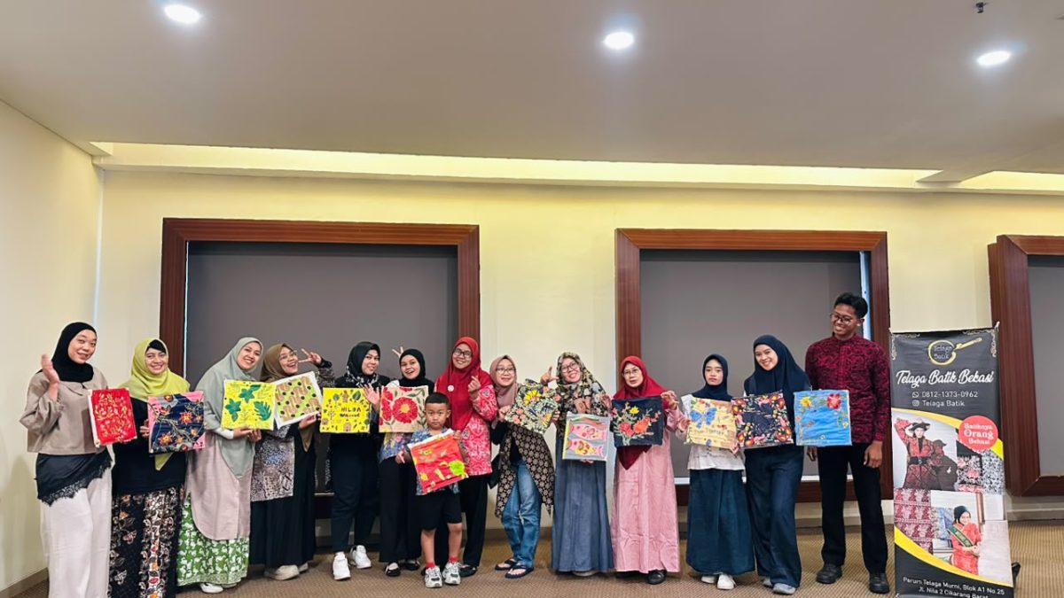 Peserta mengikuti kegiatan belajar membatik dengan teknik canting dalam rangka memperingati Hari Batik Nasional di PrimeBiz Hotel Cikarang.