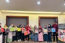 Peserta mengikuti kegiatan belajar membatik dengan teknik canting dalam rangka memperingati Hari Batik Nasional di PrimeBiz Hotel Cikarang.