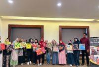 Peserta mengikuti kegiatan belajar membatik dengan teknik canting dalam rangka memperingati Hari Batik Nasional di PrimeBiz Hotel Cikarang.