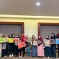 Peserta mengikuti kegiatan belajar membatik dengan teknik canting dalam rangka memperingati Hari Batik Nasional di PrimeBiz Hotel Cikarang.