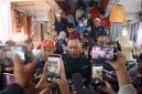 Wali Kota Bekasi Tri Adhianto saat meninjau kegiatan Gebrak Pasar di Pasar Baru Bekasi, Jumat (2/10/2026). Kegiatan tersebut melibatkan ratusan ASN Pemkot Bekasi dan mencatat total transaksi Rp129,9 juta untuk mendorong perputaran ekonomi pedagang lokal.
