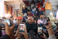 Wali Kota Bekasi Tri Adhianto saat meninjau kegiatan Gebrak Pasar di Pasar Baru Bekasi, Jumat (2/10/2026). Kegiatan tersebut melibatkan ratusan ASN Pemkot Bekasi dan mencatat total transaksi Rp129,9 juta untuk mendorong perputaran ekonomi pedagang lokal.