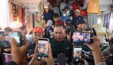 Wali Kota Bekasi Tri Adhianto saat meninjau kegiatan Gebrak Pasar di Pasar Baru Bekasi, Jumat (2/10/2026). Kegiatan tersebut melibatkan ratusan ASN Pemkot Bekasi dan mencatat total transaksi Rp129,9 juta untuk mendorong perputaran ekonomi pedagang lokal.