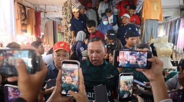Wali Kota Bekasi Tri Adhianto saat meninjau kegiatan Gebrak Pasar di Pasar Baru Bekasi, Jumat (2/10/2026). Kegiatan tersebut melibatkan ratusan ASN Pemkot Bekasi dan mencatat total transaksi Rp129,9 juta untuk mendorong perputaran ekonomi pedagang lokal.