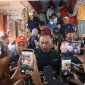 Wali Kota Bekasi Tri Adhianto saat meninjau kegiatan Gebrak Pasar di Pasar Baru Bekasi, Jumat (2/10/2026). Kegiatan tersebut melibatkan ratusan ASN Pemkot Bekasi dan mencatat total transaksi Rp129,9 juta untuk mendorong perputaran ekonomi pedagang lokal.