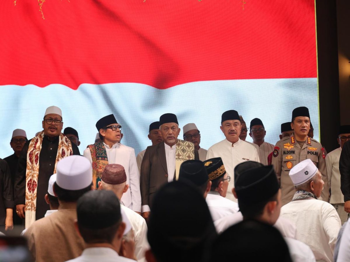Wawali Bekasi Abdul Harris Bobihoe menghadiri peringatan Maulid Nabi Muhammad SAW sekaligus bersilaturahmi bersama ulama dan masyarakat di Pondokgede.