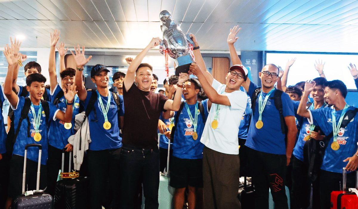 Pemain PERSIB U15 bersama jajaran manajemen dan staf pelatih merayakan keberhasilan menjuarai Piala Soeratin 2026 dengan mengangkat trofi saat tiba di Bandung.