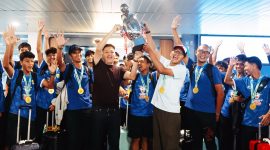 Pemain PERSIB U15 bersama jajaran manajemen dan staf pelatih merayakan keberhasilan menjuarai Piala Soeratin 2026 dengan mengangkat trofi saat tiba di Bandung.