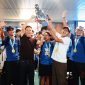 Pemain PERSIB U15 bersama jajaran manajemen dan staf pelatih merayakan keberhasilan menjuarai Piala Soeratin 2026 dengan mengangkat trofi saat tiba di Bandung.