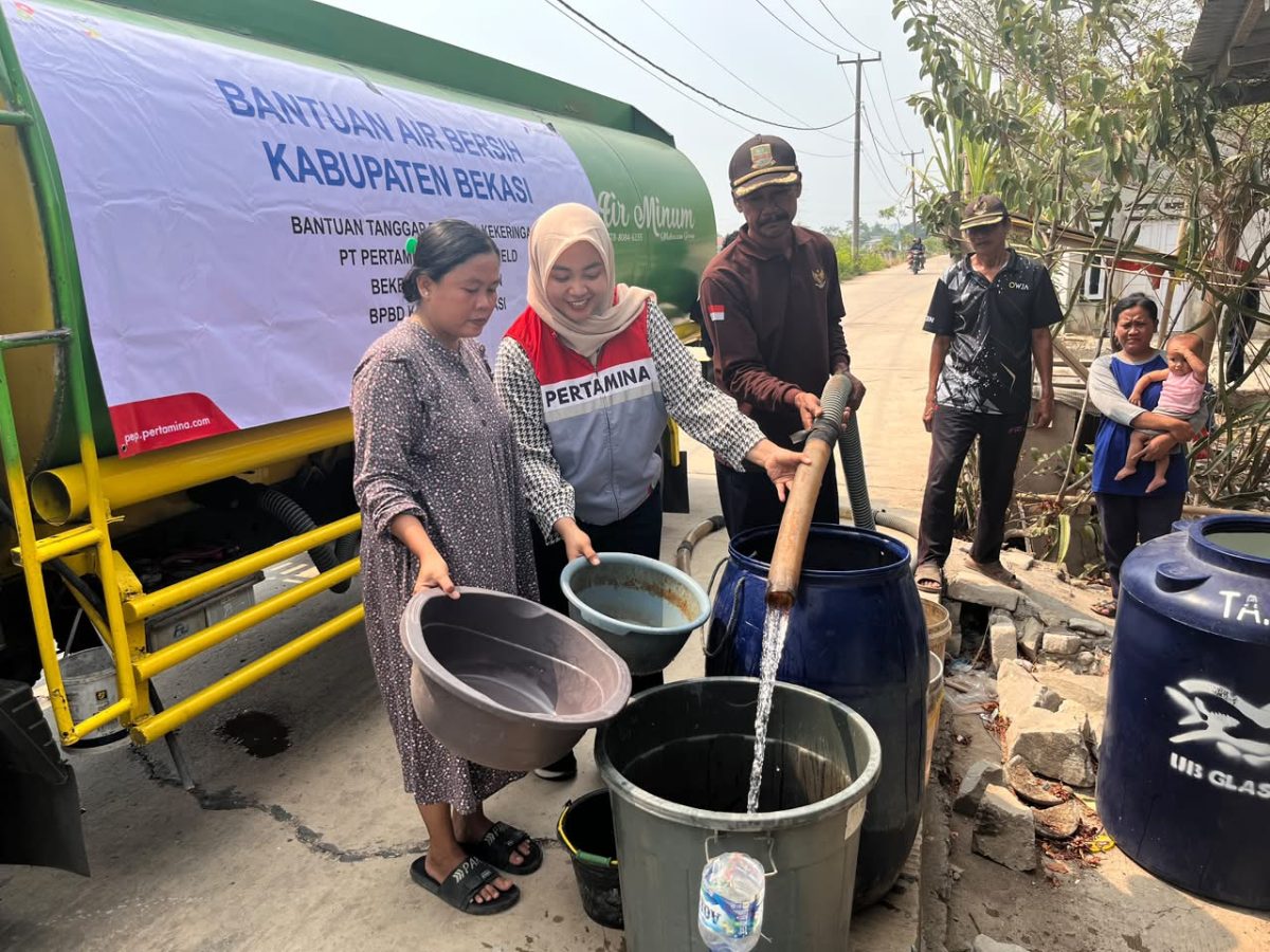 Petugas menyalurkan bantuan air bersih kepada warga terdampak kekeringan di Kabupaten Bekasi. Distribusi air dilakukan untuk membantu memenuhi kebutuhan sehari-hari masyarakat di tengah terbatasnya akses air bersih.