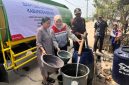 Petugas menyalurkan bantuan air bersih kepada warga terdampak kekeringan di Kabupaten Bekasi. Distribusi air dilakukan untuk membantu memenuhi kebutuhan sehari-hari masyarakat di tengah terbatasnya akses air bersih.