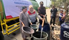 Petugas menyalurkan bantuan air bersih kepada warga terdampak kekeringan di Kabupaten Bekasi. Distribusi air dilakukan untuk membantu memenuhi kebutuhan sehari-hari masyarakat di tengah terbatasnya akses air bersih.