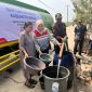Petugas menyalurkan bantuan air bersih kepada warga terdampak kekeringan di Kabupaten Bekasi. Distribusi air dilakukan untuk membantu memenuhi kebutuhan sehari-hari masyarakat di tengah terbatasnya akses air bersih.