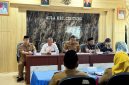 Camat Cibitung Encun Sunarto bersama jajaran dan perwakilan masyarakat mengikuti pertemuan bersama Pansus 17 DPRD Kabupaten Bekasi untuk membahas penyempurnaan Raperda Kawasan Tanpa Rokok (KTR) di Aula Kecamatan Cibitung.