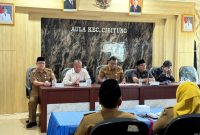 Camat Cibitung Encun Sunarto bersama jajaran dan perwakilan masyarakat mengikuti pertemuan bersama Pansus 17 DPRD Kabupaten Bekasi untuk membahas penyempurnaan Raperda Kawasan Tanpa Rokok (KTR) di Aula Kecamatan Cibitung.