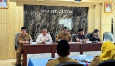 Camat Cibitung Encun Sunarto bersama jajaran dan perwakilan masyarakat mengikuti pertemuan bersama Pansus 17 DPRD Kabupaten Bekasi untuk membahas penyempurnaan Raperda Kawasan Tanpa Rokok (KTR) di Aula Kecamatan Cibitung.