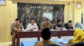 Camat Cibitung Encun Sunarto bersama jajaran dan perwakilan masyarakat mengikuti pertemuan bersama Pansus 17 DPRD Kabupaten Bekasi untuk membahas penyempurnaan Raperda Kawasan Tanpa Rokok (KTR) di Aula Kecamatan Cibitung.