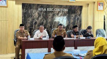 Camat Cibitung Encun Sunarto bersama jajaran dan perwakilan masyarakat mengikuti pertemuan bersama Pansus 17 DPRD Kabupaten Bekasi untuk membahas penyempurnaan Raperda Kawasan Tanpa Rokok (KTR) di Aula Kecamatan Cibitung.
